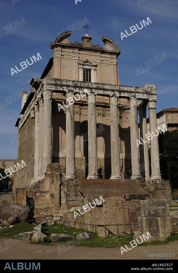 ARTE ROMANO. ITALIA. TEMPLO DE ANTONINO PIO Y FAUSTINA. Erigido por acuerdo del Senado en el 141. Sólo restan seis columnas de capiteles corintios en el frente y algunas columnas a lo largo de los lados. En el siglo XII fue transformado en la IGLESIA DE SAN LORENZO IN MIRANDA. FORO ROMANO. ROMA.