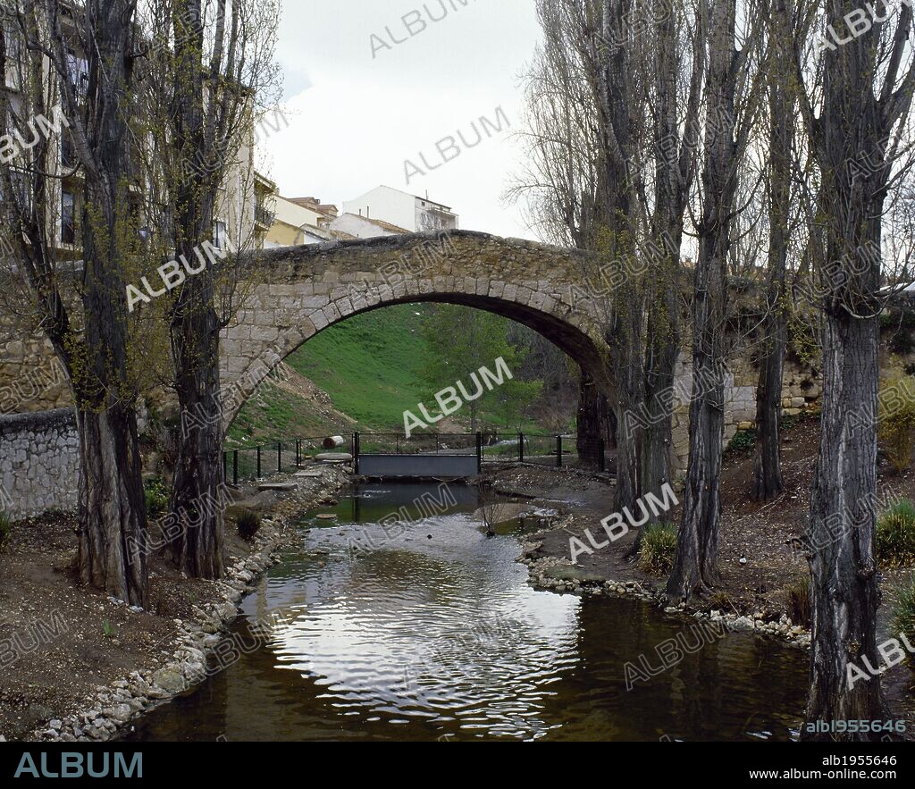 CASTILLA-LEON. ARANDA DE DUERO. Vista del PUENTE DE TENERIAS sobre el río Bañuelos. De origen medieval, es conocido popularmente como "puente romano". Provincia de Burgos. España.
