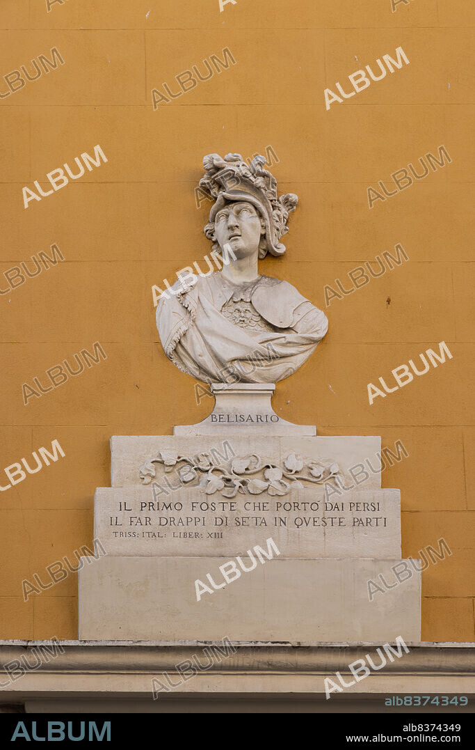 Vicenza, Gastaldi House in Contrà Porta S. Lucia: the bust of the most famous silkmaker from Vicenza, Franceschini, portrayed in the guise of General Belisario. Underneath there are some lines of "Italy liberated from the Goths" by G.Giorgio Trissino who greet in Belisario he who first brought the art of silk to the West from Persia.