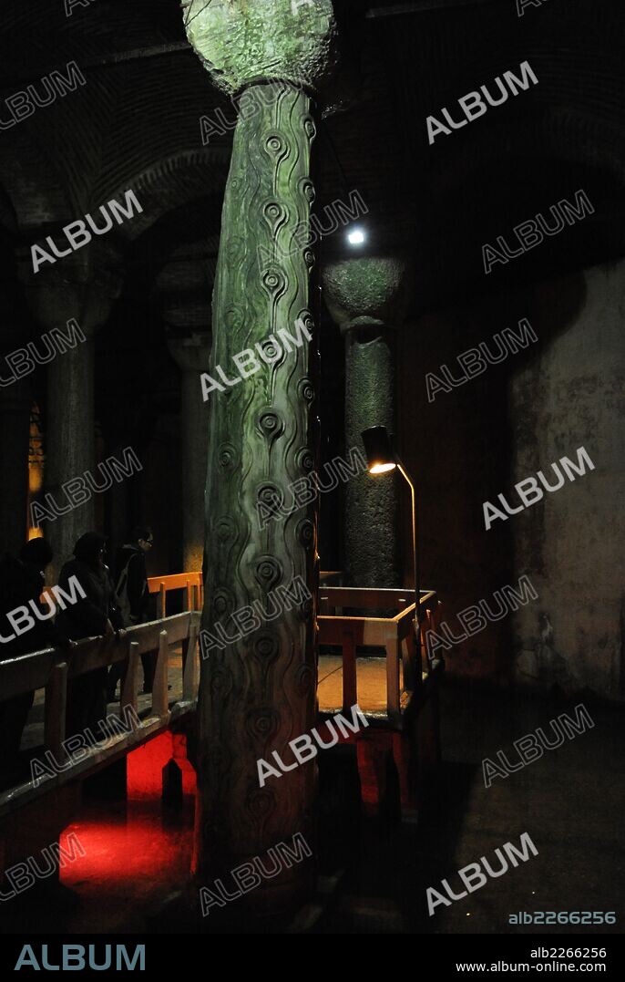 TURQUIA. ESTAMBUL. YEREBATAN SARAYI o CISTERNA-BASILICA. Construida en el año 532, durante el reinado emperador bizantino, Justiniano I. Dicha cisterna alimentaba al palacio imperial. Detalle de la llamada COLUMNA DE LAS LAGRIMAS.