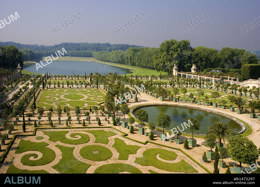 ARTE BARROCO. FRANCIA. PALACIO DE VERSALLES. Construído por orden de Luís XIV por los arquitectos LE VAU (1612-1670) y HARDOUIN-MANSART (1678-1708) Vista parcial de los JARDINES, diseñados por el jardinero real André LE NÔTRE (1613-1700). Declarado Patrimonio de la Humanidad por la UNESCO.
