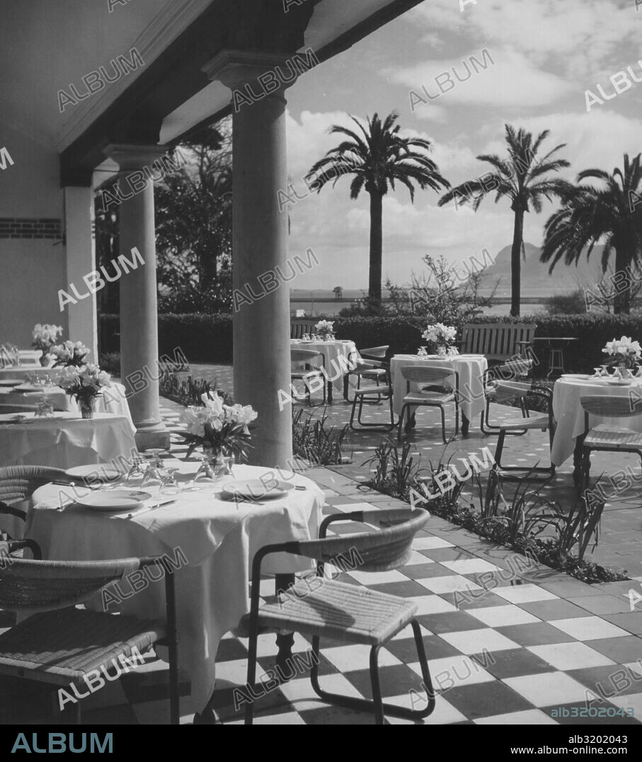 Andalucía. Cádiz. Vista de la terraza del Hotel Cristina, en Algeciras. Años 1950.