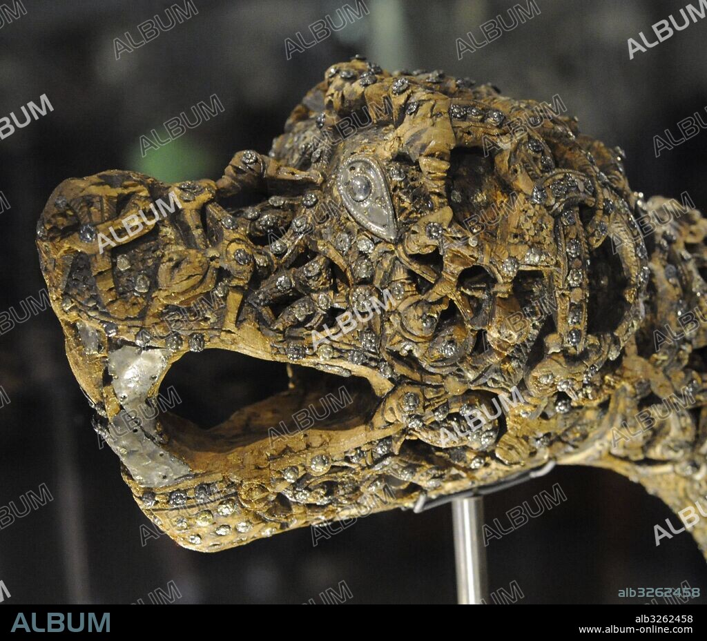 Cabeza de un animal tallada en madera. Hallada en la Tumba del Barco de Oseberg. Siglo IX. Museo de Barcos Vikingos. Oslo. Noruega.