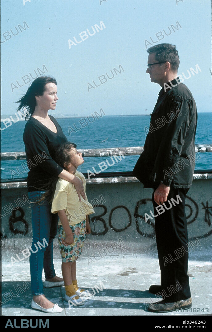 BARBARA HERSHEY y MICHAEL DOUGLAS en UN DÍA DE FURIA, 1993 (FALLING DOWN), dirigida por JOEL SCHUMACHER. Copyright WARNER BROTHERS / BOVINGDON, JANE.
