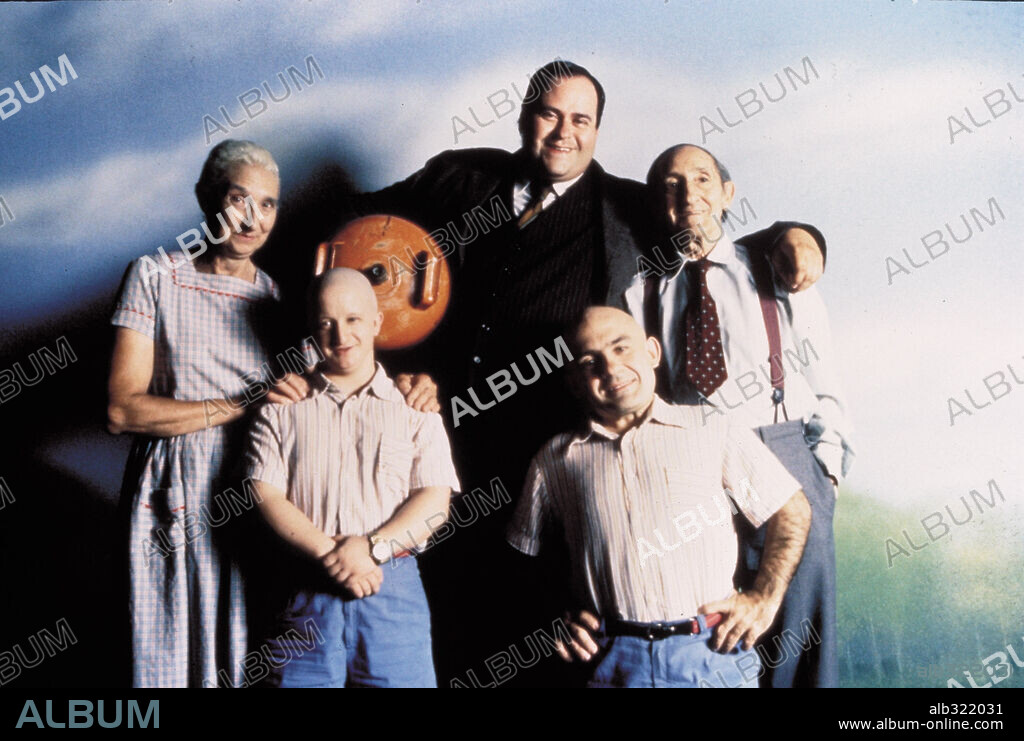 JAVIER ALLER, LUIS CIGES, PABLO PINEDO y SILVIA CASANOVA en EL MILAGRO DE P. TINTO, 1998, dirigida por JAVIER FESSER. Copyright SOGETEL.