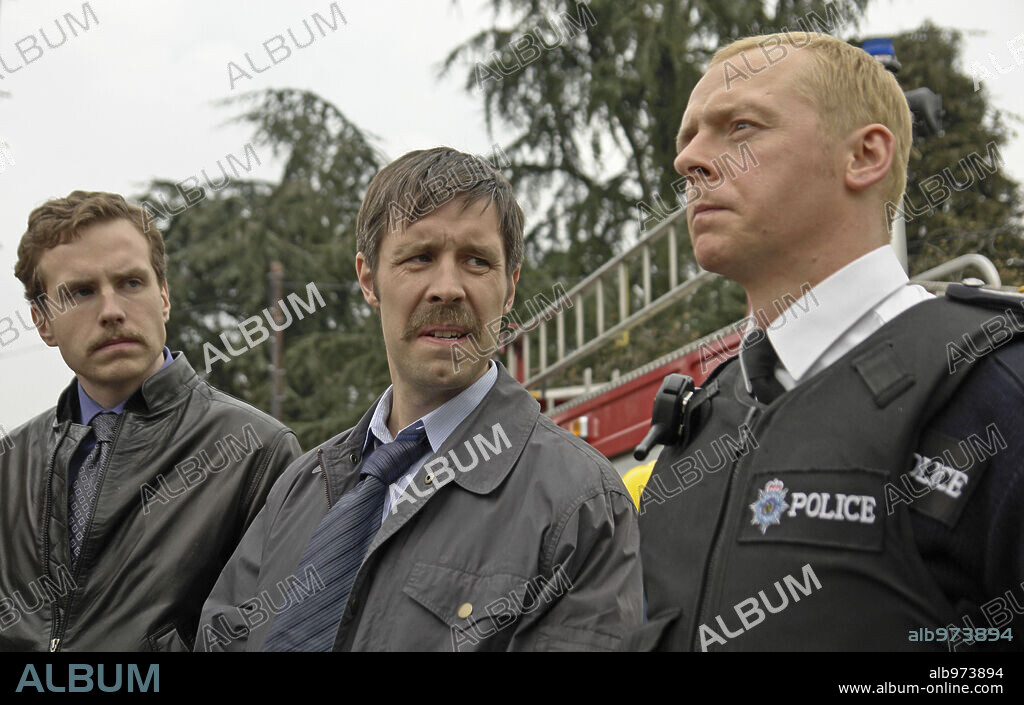 PADDY CONSIDINE, RAFE SPALL and SIMON PEGG in HOT FUZZ, 2007, directed by EDGAR WRIGHT. Copyright WORKING TITLE FILMS / NETTHEIM, MATT.