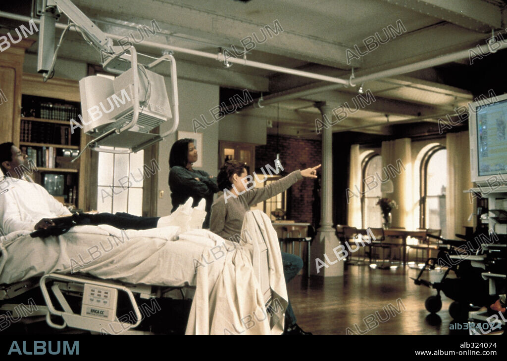 ANGELINA JOLIE, DENZEL WASHINGTON and QUEEN LATIFAH in THE BONE COLLECTOR, 1999, directed by PHILLIP NOYCE. Copyright COLUMBIA/UNIVERSAL / SEIDA, TAKASHI.