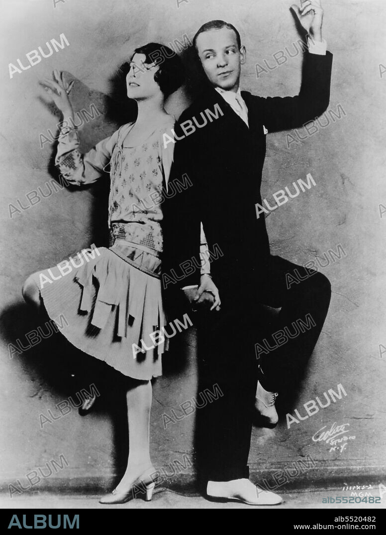 Frederick Austerlitz (1899-1987), más conocido como Fred Astaire, actor, cantante, coreógrafo y bailarín, y Adele Marie Austerlitz (1896-1981), conocida como Adele Astaire, bailarina y actriz estadounidense, hermana y pareja de baile de Fred Astaire, en una escena de la película Lady Be Good. Año 1924.