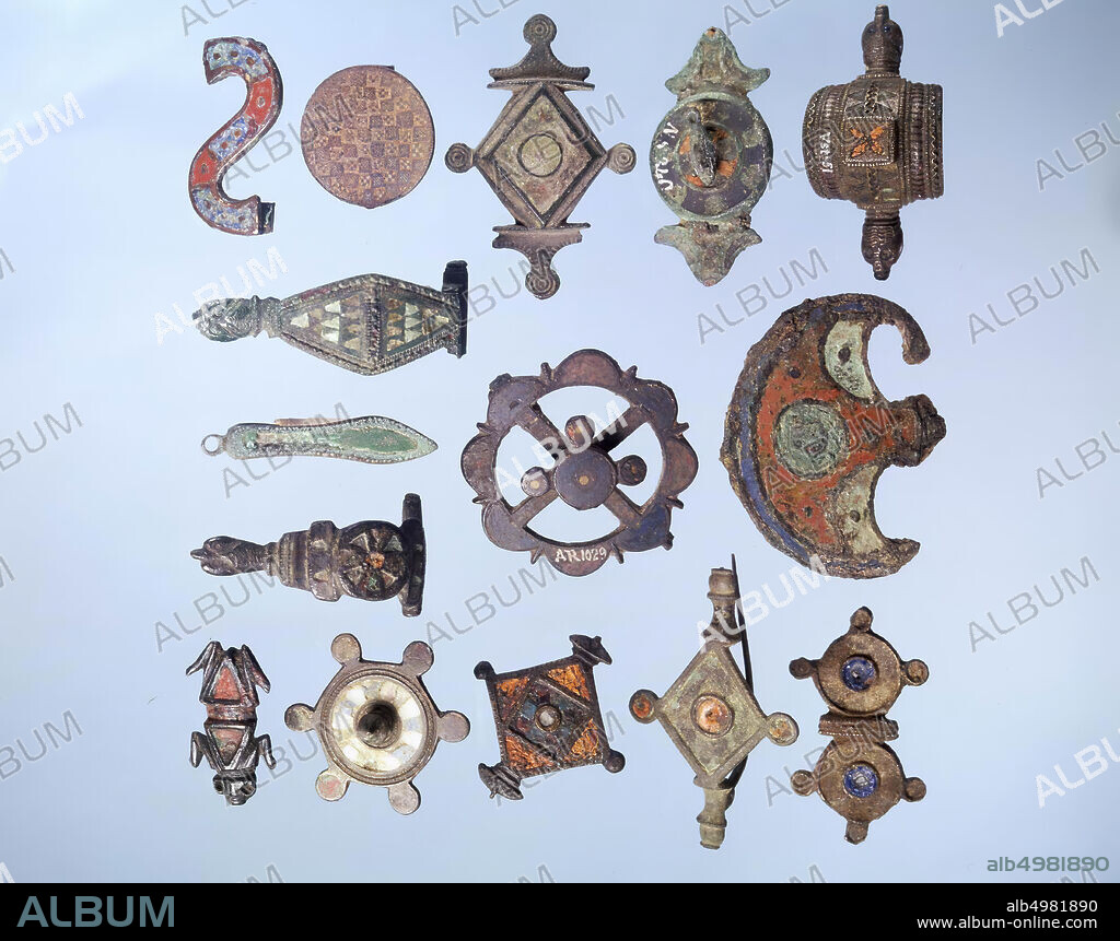 Enamel fibula, Riha type 7.16. Rhombus with two protrusions. The middle part is a width-extended window. In the middle of it is a circle with brown enamel remains. On the four corners are also circles, also with brown remains enamel. The two projections have a more or less elongated triangular shape. Hinge and needle holder are virtually intact. Distribution: all Roman provinces., Fibula, enamel fibula, metal, bronze, glass, enamel, 5,6 x 3,85 x 1,5 cm, roman 100-200 AD, Netherlands, Gelderland, Maasdriel, Rossum.