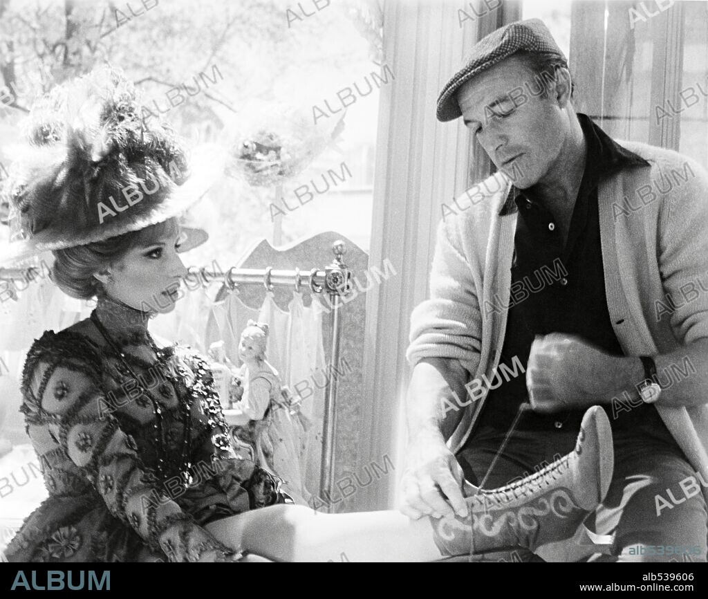 BARBRA STREISAND y GENE KELLY en HELLO, DOLLY!, 1969, dirigida por GENE KELLY. Copyright 20TH CENTURY FOX/CHENAULT PRODS.