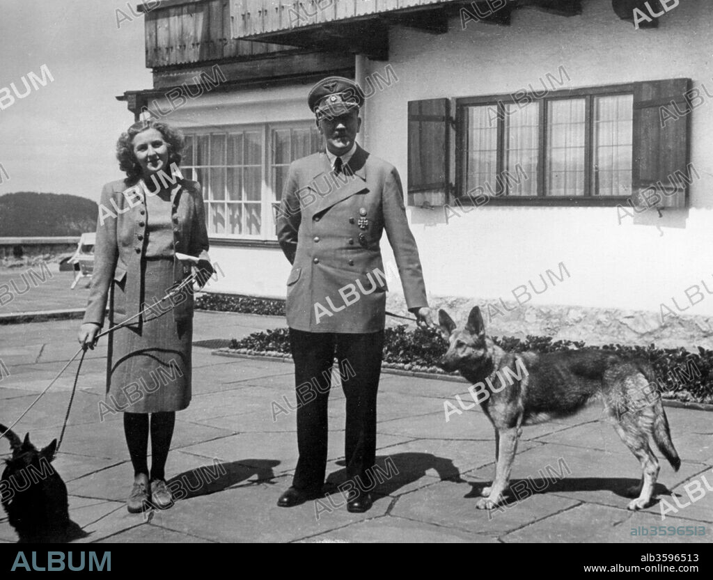 ANÓNIMO. Eva Braun and Adolf Hitler, with their two dogs Wulf and Blondi at the Berghof.