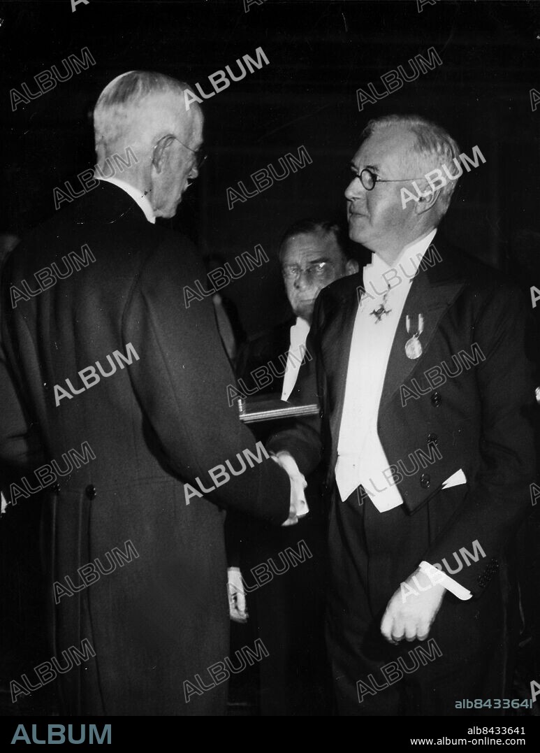 File Sweden Nobel 1936. Medicine lauterate Henry Dale, Great Britain receives his prize from the hands of his majesty Gustaf V of Sweden. Dale shares the prize with Otto Loewi. Foto: TT Kod: 194 COPYRIGHT SCANPIX SWEDEN.