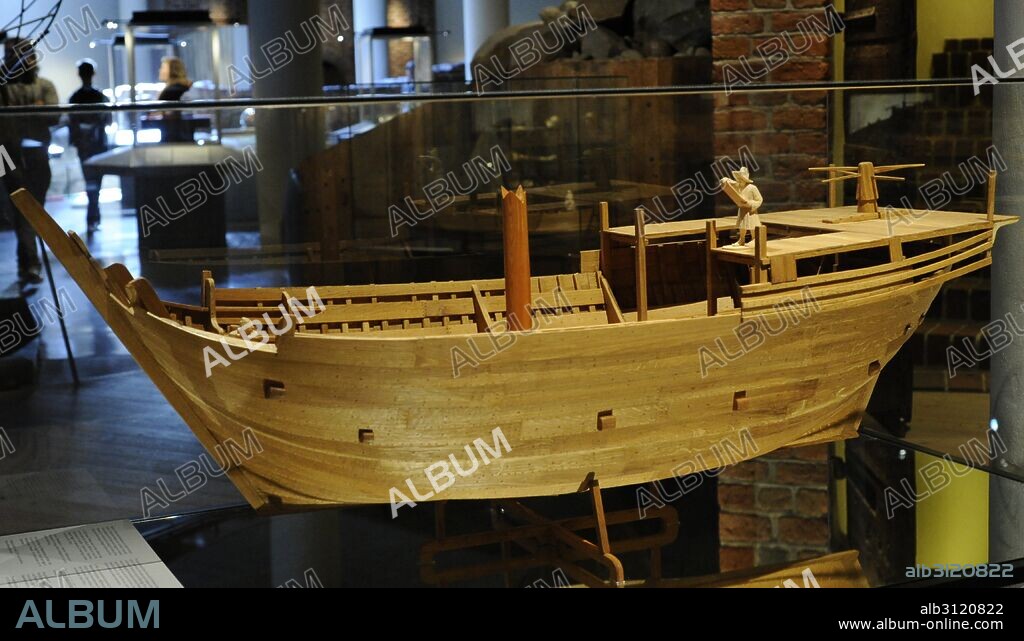 Historia de la navegación. Maqueta de una Coca medieval, utilizada para el comercio marítimo de la Liga Hanseática. Madera de roble. Realizada por Claes Cruckenberg. Escala 1: 15. Museo Medieval. Estocolmo. Suecia.