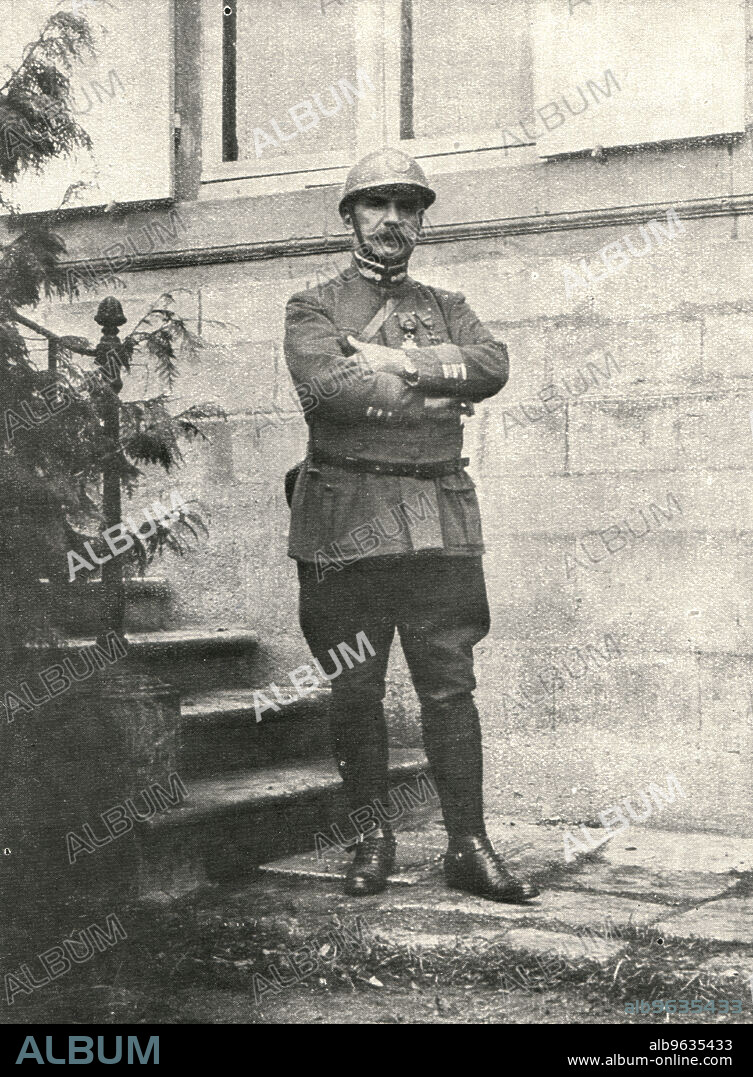 ''Verdun; Le lieutenant colonel Driant, commandant deux bataillons de chasseurs, qui defendit ving-quatre heures le bois des Caures, avec une magnifique opiniatrete iI fut tue le 22, en dirigeant le repli de sa troupe devenu inevitable', 1916. From "L'Album de la Guerre 1914-1919, Volume I" [L'Illustration, Paris, 1924].