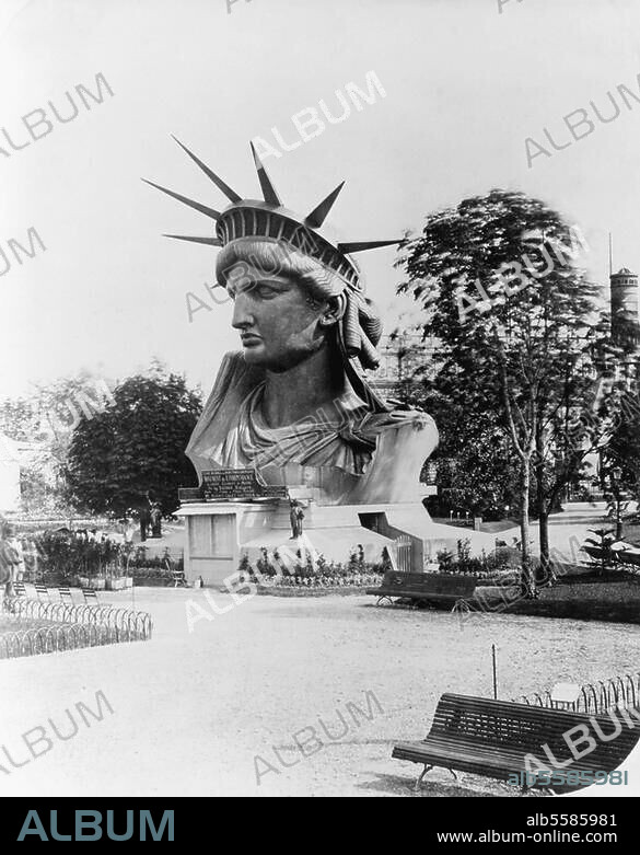New York, Freiheitsstatue. (Kupferstandbild von F.A.Bartholdi, aufgestellt 1886, Höhe 46 m). Präsentation des Kopfes des Freiheitsstatue auf der Weltausstellung Paris 1878. Photographie.