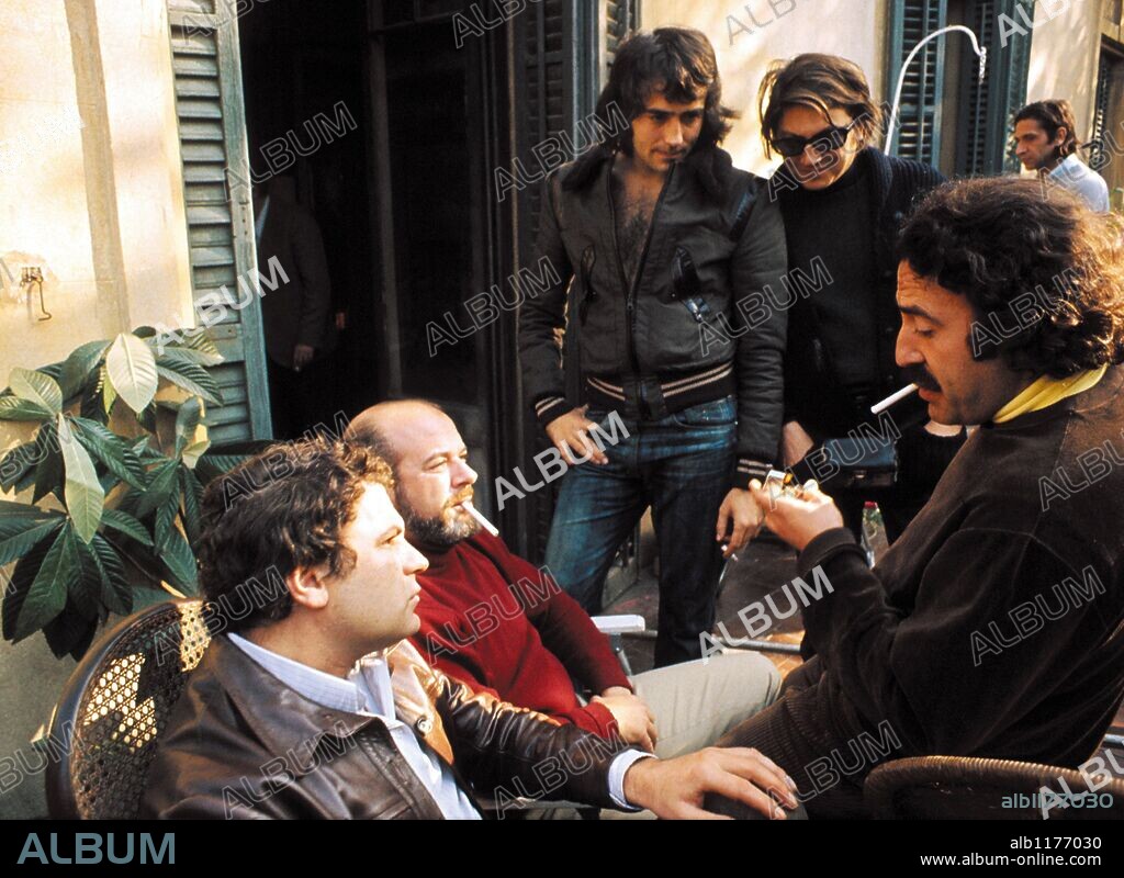 JAIME CAMINO, JAIME GIL DE BIEDMA, JOAN MANUEL SERRAT y JUAN MARSE en MI PROFESORA PARTICULAR, 1973, dirigida por JAIME CAMINO. Copyright IN-CINE, S.A. / COLITA.