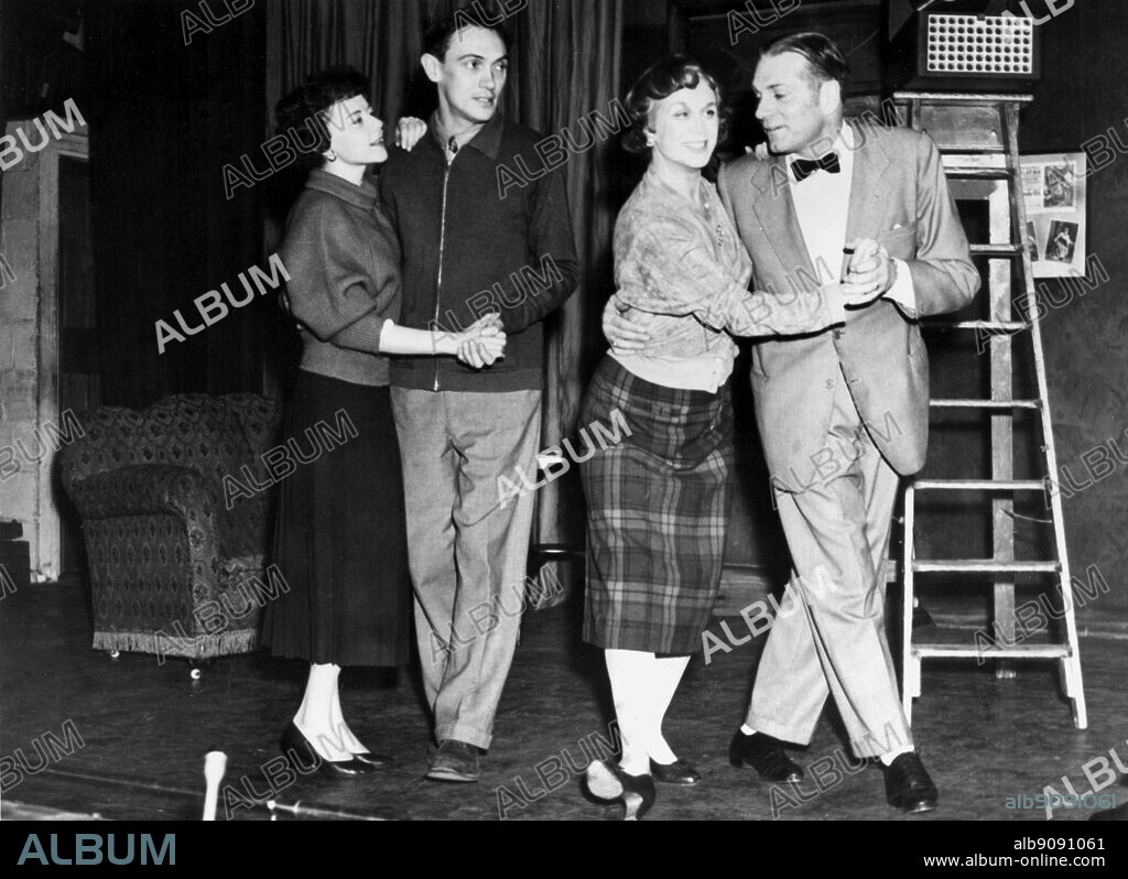 The Entertainer by John Osbourne : The main character Archie Rice here played by Sir Laurence Olivier , Royal Court Theatre 1957 . Also rehearsing with Olivier are far left- Geraldine McEwan , Richard Pascoe and Brenda De Banzie.