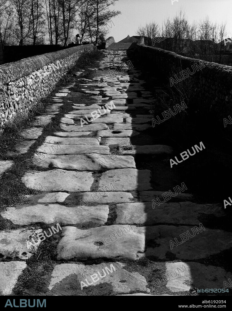 CALZADA DEL PUENTE ROMANO DE TALAMANCA DEL JARAMA - FOTOGRAFIA EN BLANCO Y NEGRO - AÑOS 60.