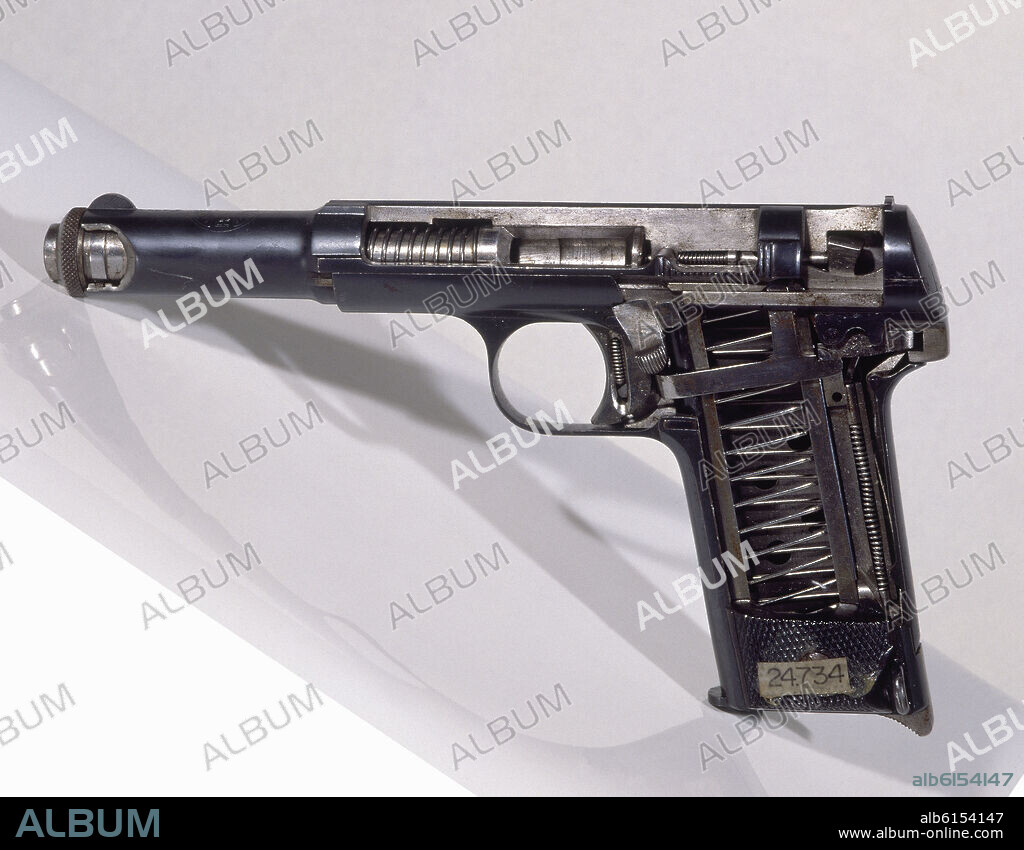 PISTOLA ASTRA DE 9 mm. MODELO 1921, REGLAMENTARIA PARA EL EJERCITO, MARINA Y CUERPO DE CARABINEROS EN 1936. EJEMPLAR SECCIONADO PARA LA INSTRUCCION.