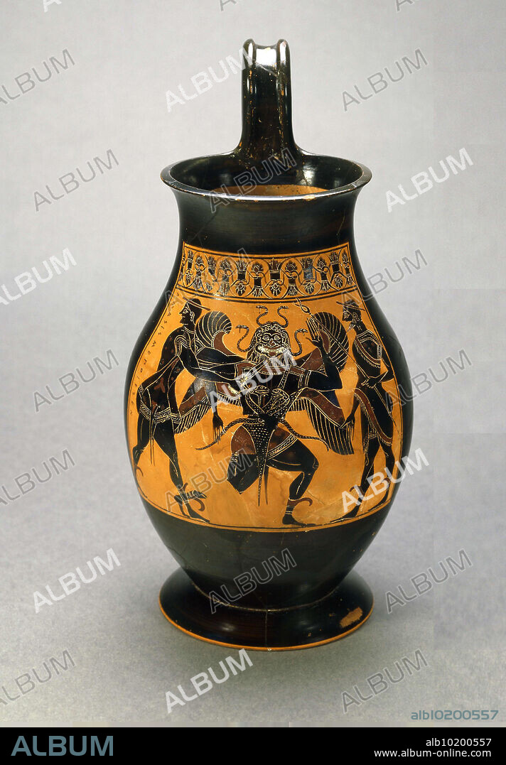 Olpe. El pintor Amasis. 550 aC-530 aC. Ática (Grecia). Cerámica: olpe (jarra) de figuras negras. Mango ranurado. Diseño en negro sobre un panel rojo, con patrón de loto y madreselva en la parte superior; Accesorios de color blanco y morado.
Perseo matando a Medusa.