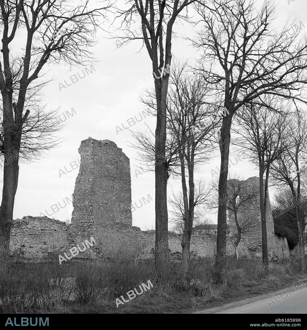 RESTOS DE LA MURALLA DE OLMEDO - FOTOGRAFIA EN BLANCO Y NEGRO - AÑOS 50.