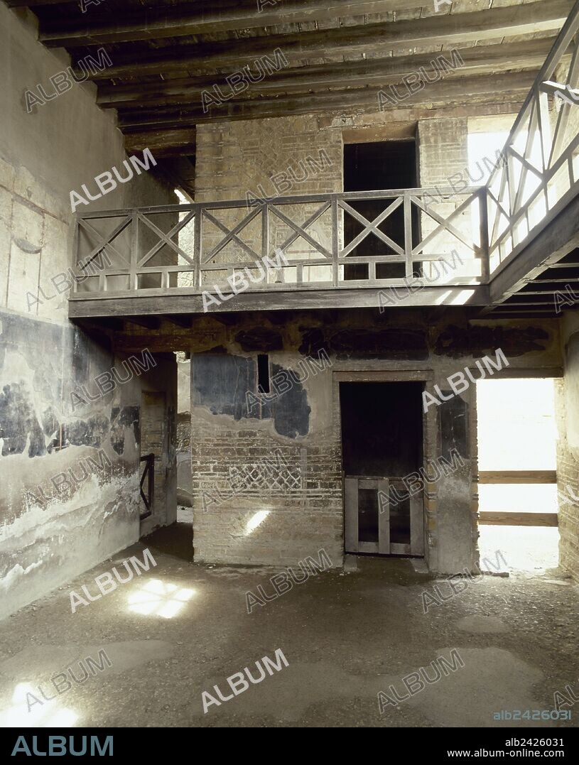 ARTE ROMANO. ITALIA. "CASA DEI CERVI" (CASA DEL CIERVO). Mansión patricia que toma su nombre por los dos grupos escultóricos de mármol que representan a ciervos asaltados por perros, y que decoraban el jardín. Fué construida en el siglo I d. C. Vista del interior de una de las HABITACIONES de la vivienda. HERCULANO. La Campania.