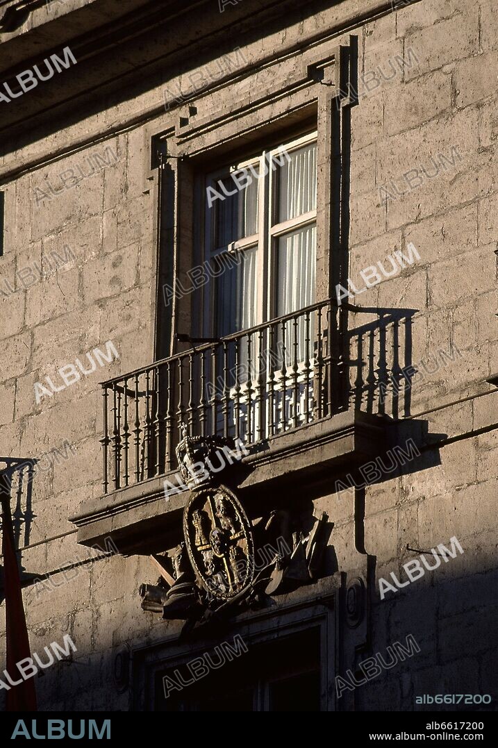 DIEGO DE VILLANUEVA (1715-1774). EXTERIOR - ESCUDO Y BALCON DE LA FACHADA DE LA ACADEMIA DE BELLAS ARTES - S XVIII.