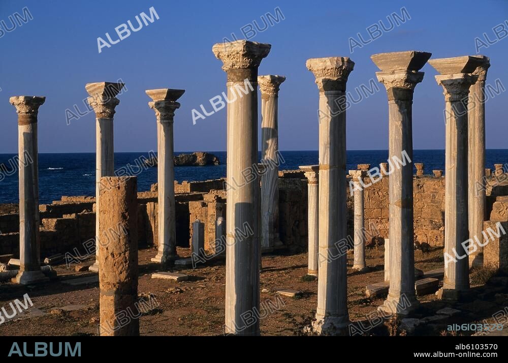Apollonia (Hafenstadt von Kyrene; in der späteren röm.Kaiserzeit Sozusa, heute Marsa Susa, Cyrenaika, Libyen), Zentralbasilika (byzantinische Zeit, 6.Jh.n.Chr.).-Teilansicht von Südwesten; Säulen des Kirchenschiffs und Altarraum.-Foto, 2007.