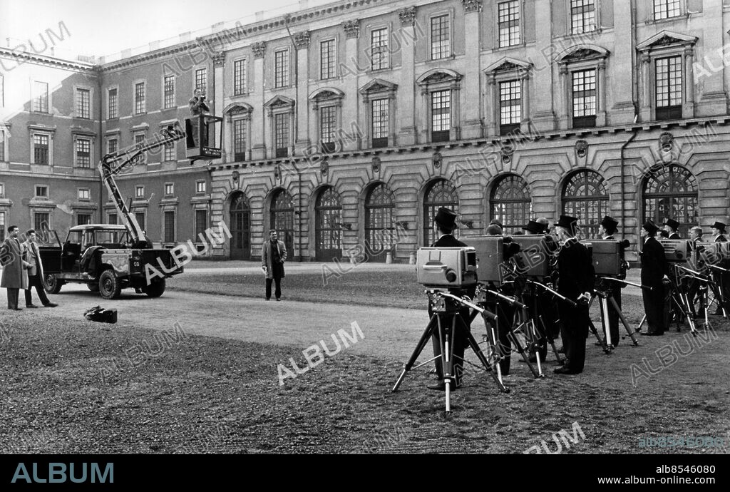 ARKIV STOCKHOLM 19610426.. Några fotografer och en skylift står på borggården vid Kungliga slottet i samband med förberedelserna inför prinsessan Birgittas bröllop.. Foto: Jarl Ekenryd / SVT / Kod: 5600. RiR 15939 sv/v  . Mapp: TV- Diverse program Prinsessbröllop 1961 L 22. Exteriör Slott TV-kameror På rad.