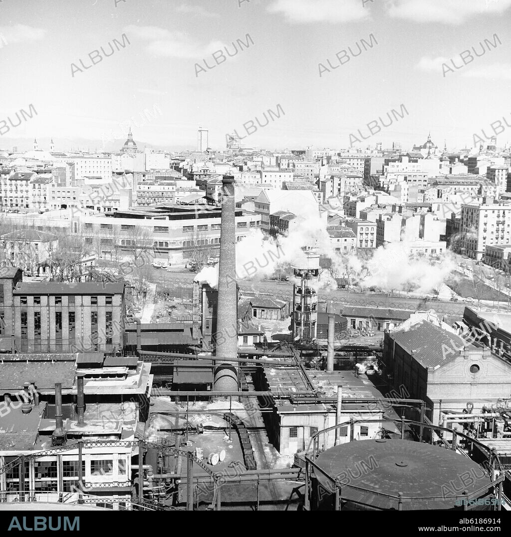 PANORAMICA DE LA CIUDAD DESDE LA FABRICA DE GAS O GASOMETRO DE MADRID - FOTOGRAFIA EN BLANCO Y NEGRO - AÑOS 60.