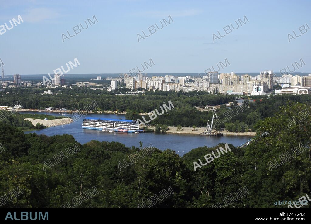 UCRANIA. KIEV (KYIV). Vista panorámica de la ciudad, con el río Dnieper y sus playas en primer término. Europa oriental.