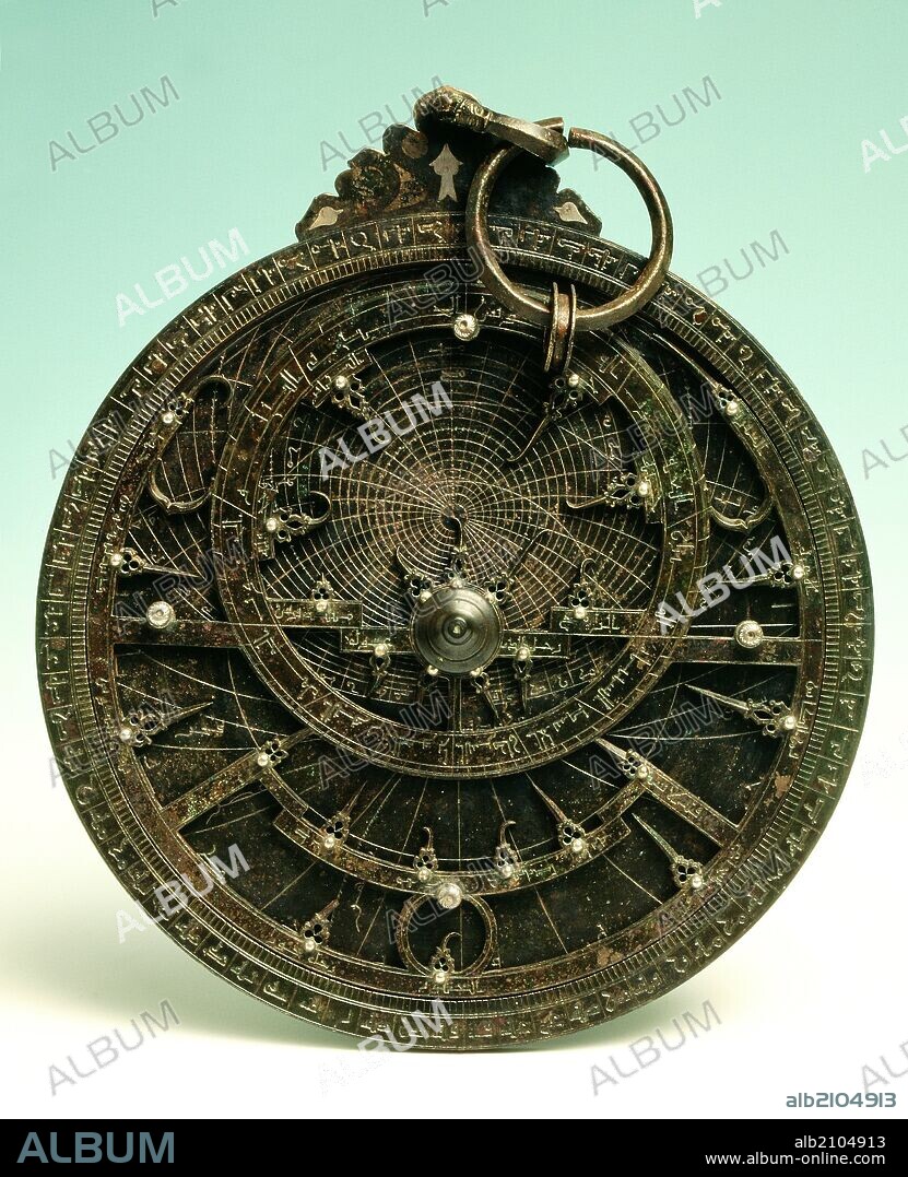 GRANADA ASTROLABE. INV. MAG 12115. DIAMETER 18, 5 CM. MUSLIM. (EXHIBITION: SPANISH ISLAMIC ART) (LOCATION: ARCHAEOLOGICAL MUSEUM OF GRANADA).