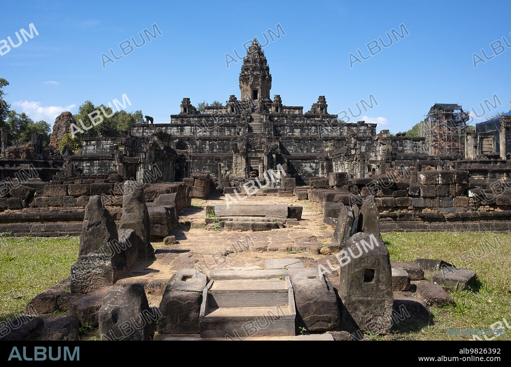 Cambodia: The main tower in the central sanctuary, Bakong temple, Roluos Complex, Angkor. The Bakong is a late 9th century Hindu temple dedicated to the god Shiva.<br/><br/>. A thousand years ago Bakong was the central feature of Jayavarman IIÄôs capital of Hariharalaya. It is built as a temple mountain on an artificial mound surrounded by a moat and outer enclosure walls. Bakong is the largest monument of Angkor's Roluos Group.<br/><br/>. The central part of Bakong rests on the artificial mound representing Mount Meru. This mound is surrounded by eight large brick towers.