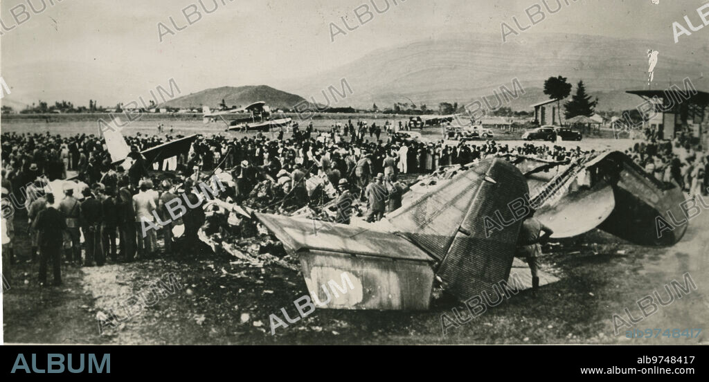 Medellín (Colombia), 24/06/1935. Vista general de los restos del accidente en el que dos aviones chocaron en el Aeropuerto Las Playas, en el que murió Carlos Gardel.