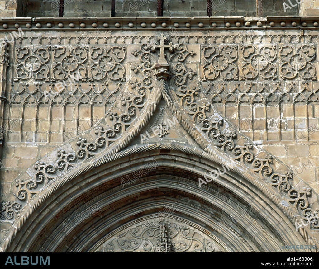 ARTE GOTICO. ESPAÑA. IGLESIA DE SANTA MARIA. Detalle del arco de la "FACHADA DEL SOL", de estilo isabelino y realizada a principios del año 1500. GÜEÑES. Provincia de Vizcaya. País Vasco.