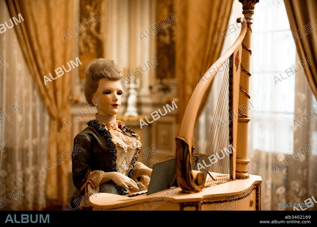 Automaton playing the piano (detail), 19th century, Porcelain doll.