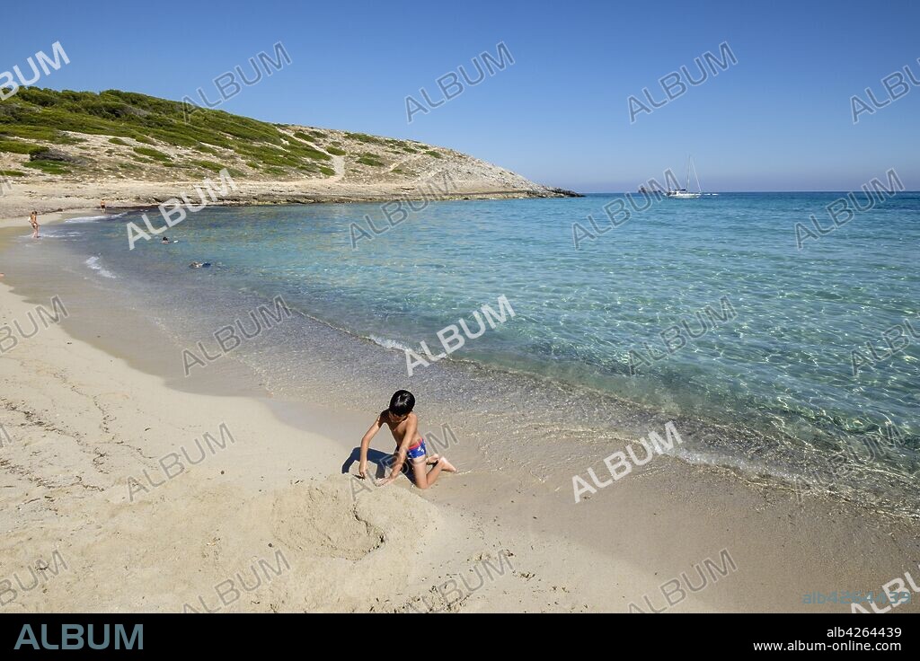 child playing on the beach, Cala Torta, Artá, Mallorca, balearic islands, spain, europe.