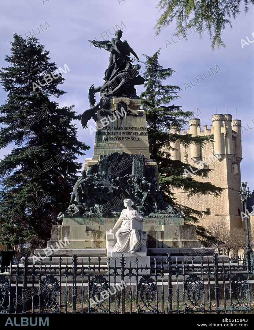 MARINAS ANICETO. MONUMENTO A DAOIZ Y VELARDE - JARDIN ANTE EL ALCAZAR.