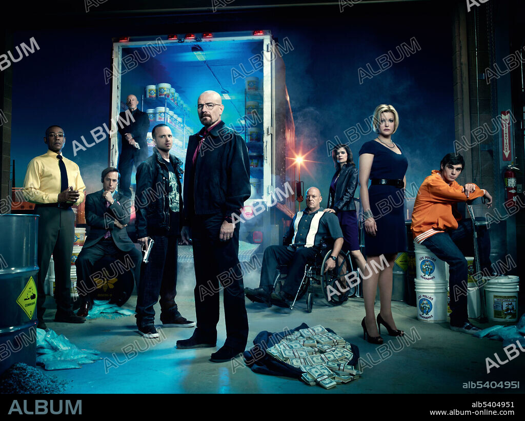 AARON PAUL, ANNA GUNN, BETSY BRANDT, BOB ODENKIRK, BRYAN CRANSTON, DEAN NORRIS, GIANCARLO ESPOSITO, JONATHAN BANKS and RJ MITTE in BREAKING BAD, 2008, directed by VINCE GILLIGAN. Copyright SONY PICTURES TELEVISION/ACME SHARK/MGM TELEVISION/PEGASUS.
