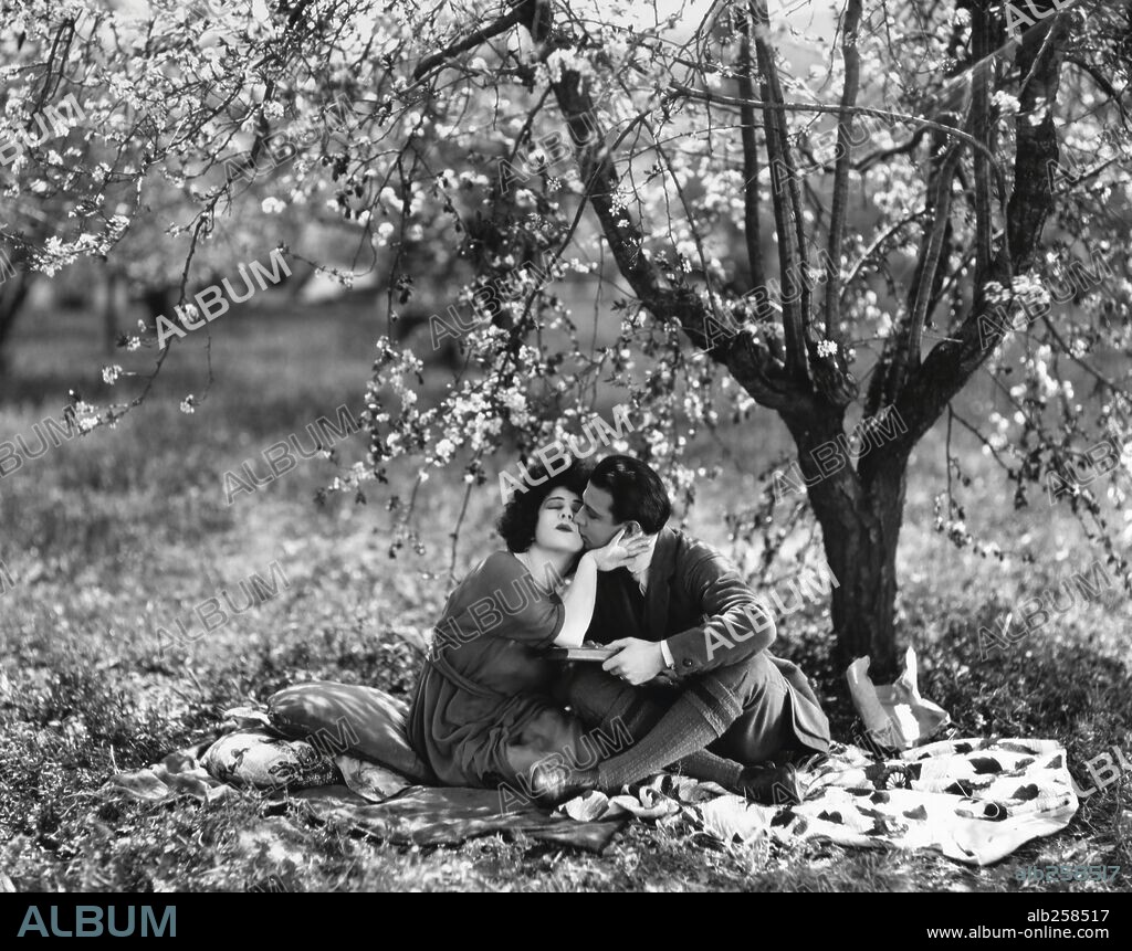 ALLA NAZIMOVA en LA DAMA DE LAS CAMELIAS, 1921 (CAMILLE). Copyright M.G.M.