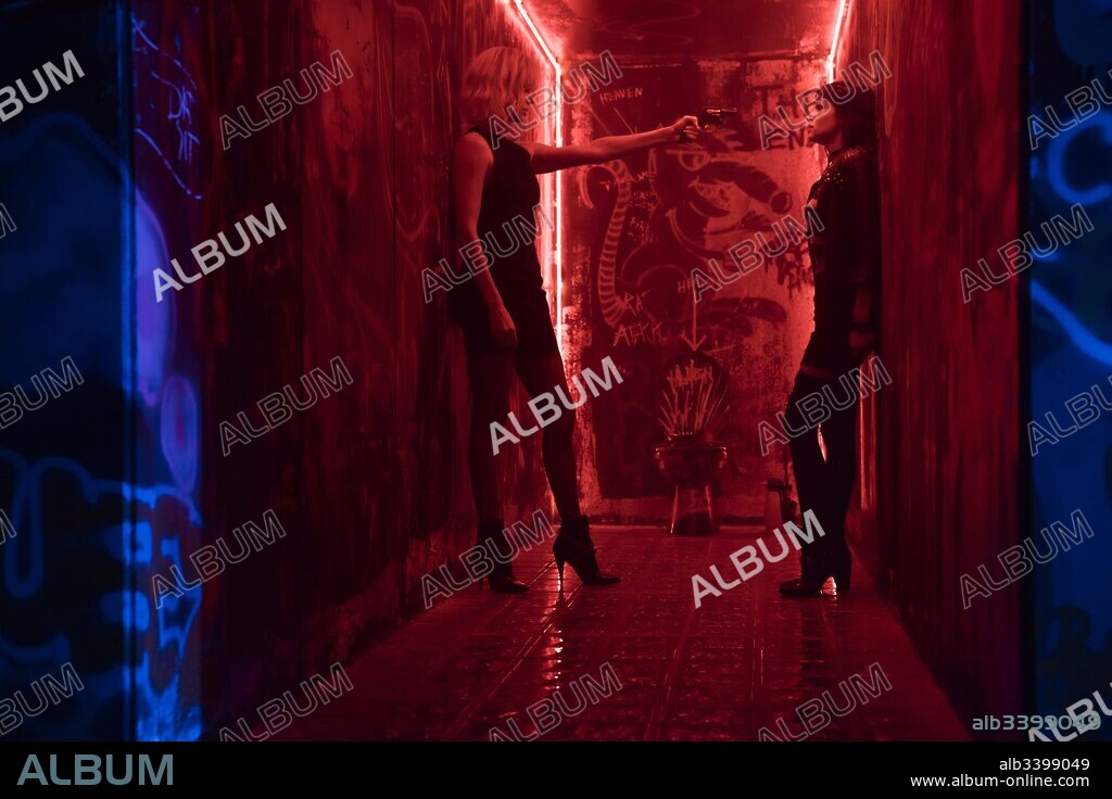 CHARLIZE THERON y SOFIA BOUTELLA en ATOMICA [ATOMIC BLONDE], 2017 (ATOMIC BLONDE), dirigida por DAVID LEITCH. Copyright 87Eleven, Closed on Mondays Entertainment, Denver and Delila.