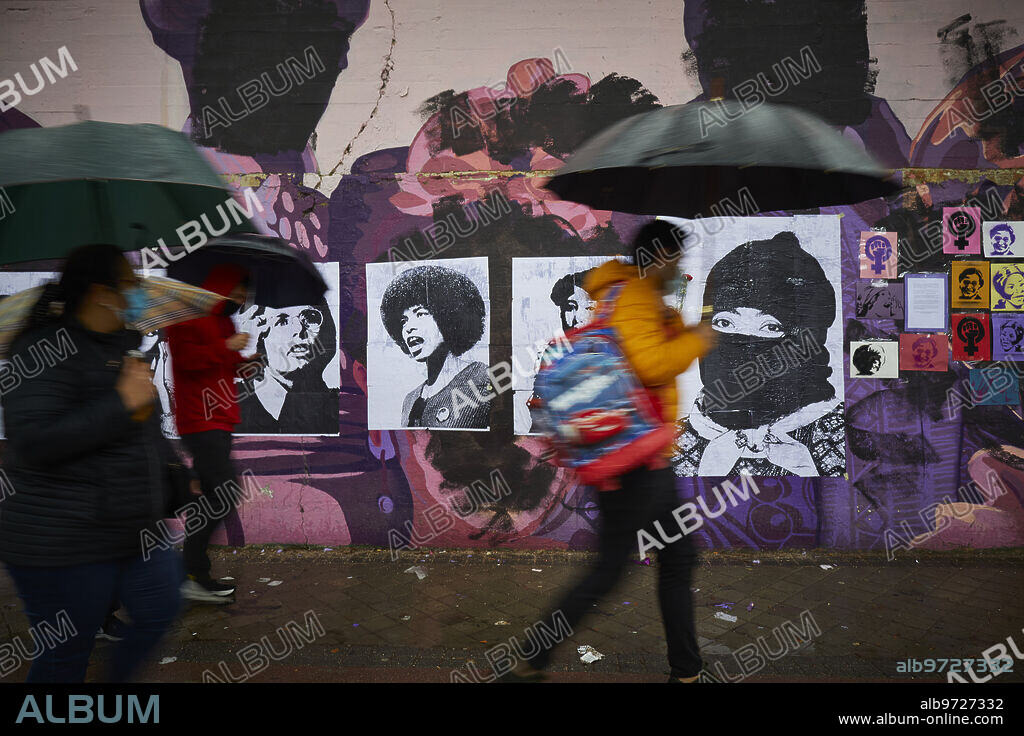 Madrid, 03/08/2021. José del Hierro Street, La Concepción neighborhood. After the feminist mural of Ciudad Lineal was vandalized at dawn, today the women who made up the painting were exposed again and a rally was held against the act of vandalism and for feminism. Photo: Guillermo Navarro. ARCHDC.