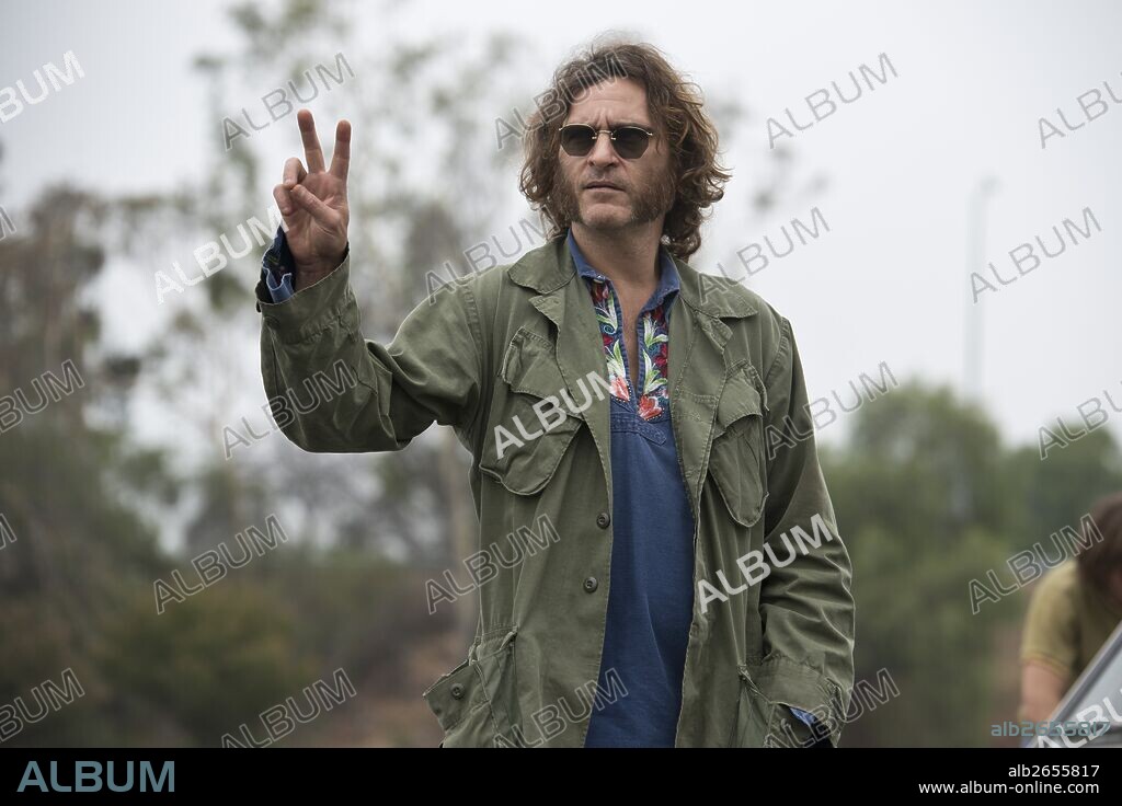 JOAQUIN PHOENIX en PURO VICIO, 2014 (INHERENT VICE), dirigida por PAUL THOMAS ANDERSON. Copyright WARNER BROS. / WEBB, WILSON.