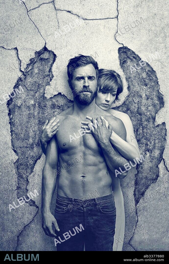 CARRIE COON and JUSTIN THEROUX in THE LEFTOVERS, 2014, directed by DAMON LINDELOF. Copyright WARNER BROS. TELEVISION.