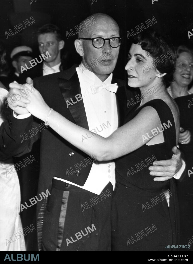 Orig bildtext... NOBELFESTEN I STADSHUSET. Dr Edward L Tatum dansar med sin fru Viola under balen i Gyllene salen i Stadshuset. Anm. Nobelpriset i medicin och fysiologi 1958. persons: Edward Lawrie Tatum ;Viola Tatum sites: STOCKHOLM ;SVERIGE ;USA*.