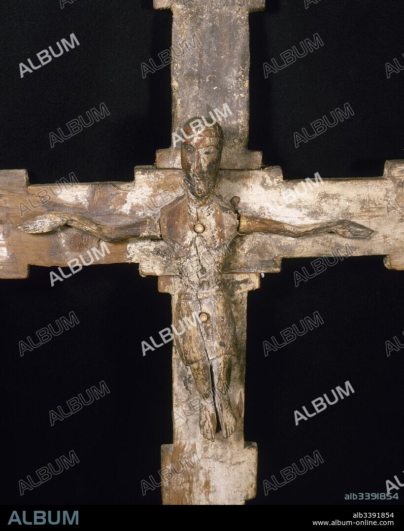 Arte Románico. Siglo XII. Cristo de Taüll. Talla policromada con restos de pintura en la figura de Cristo y en la Cruz. Fue utilizada como cruz parroquial debido a su largo brazo (100 x 32 cm). Iglesia parroquial de Sant Climent de Taüll. Provincia de Lleida. Cataluña. España.