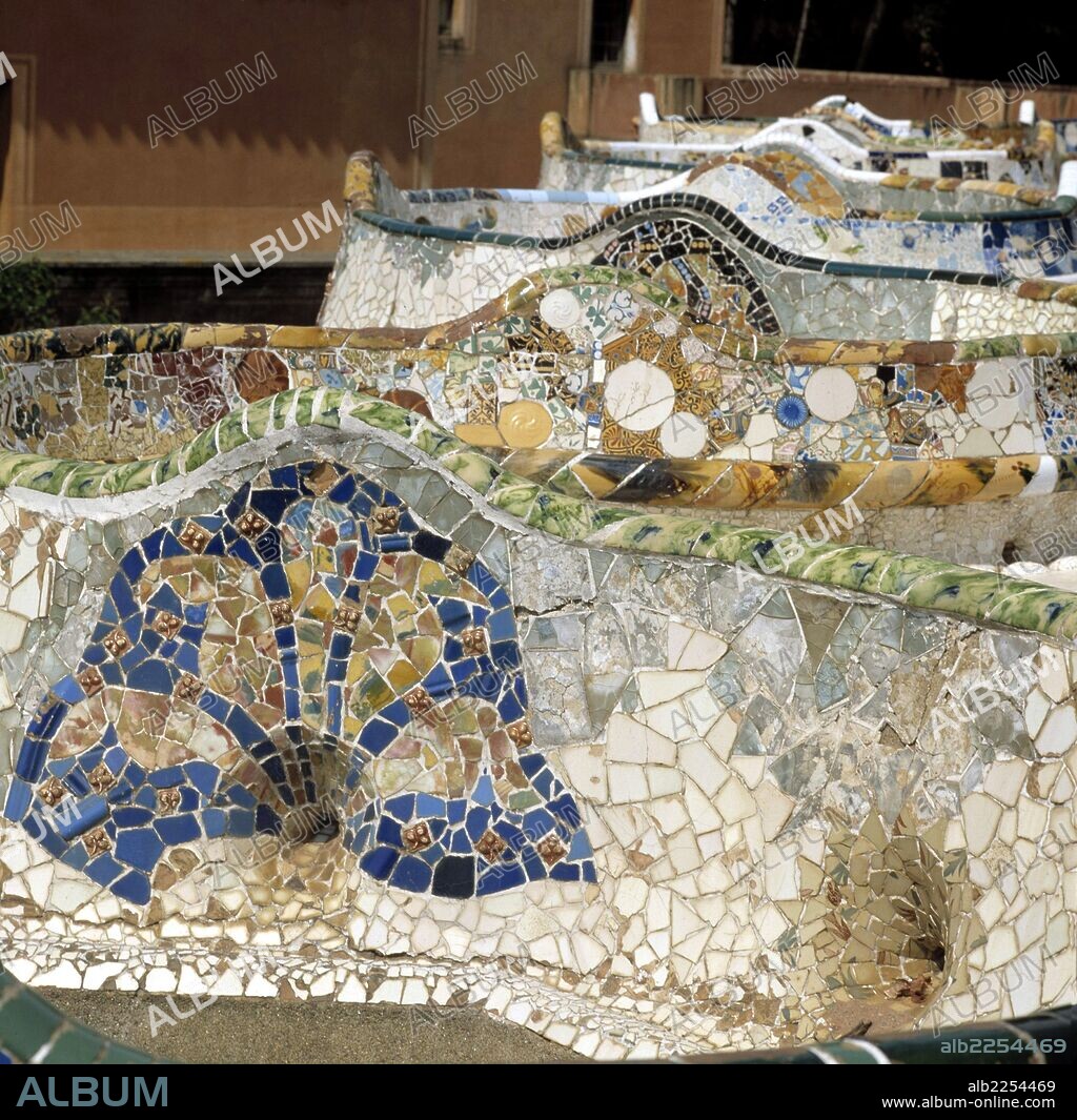 ANTONI GAUDÍ. BARCELONA. PARQUE GUELL. DETALLE DE LOS BANCOS EN LA GRAN EXPLANADA. OBRA DE ANTONIO GAUDI ENTRE LOS AÑOS 1900-1907.