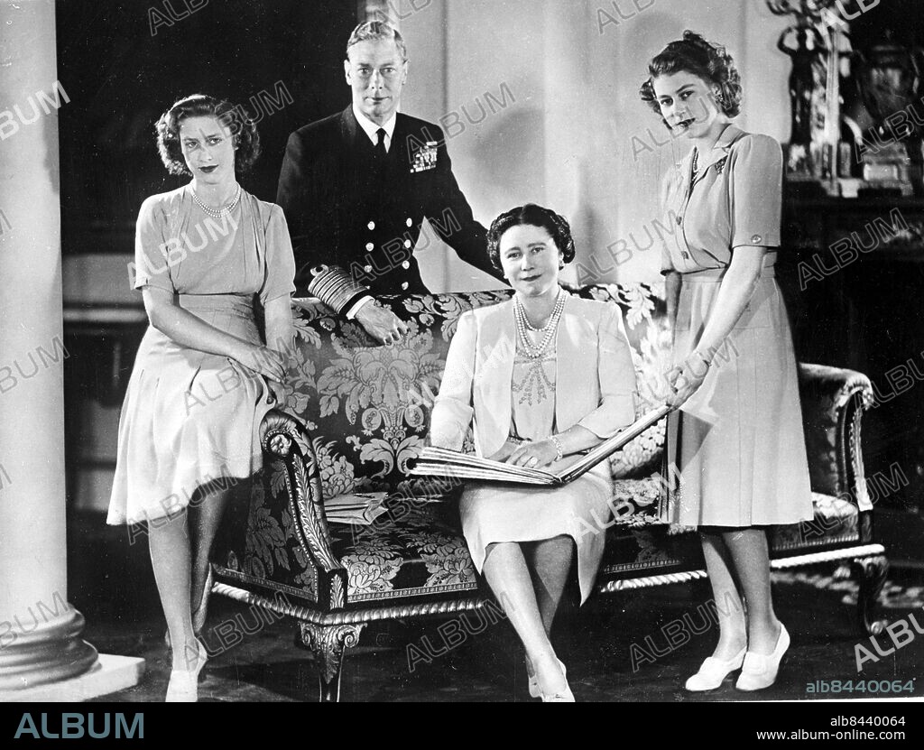 ENGLAND 1947 (ARKIV). Bild på drottning Elizabeth och kung George VI med sina döttrar prinsessan Elizabeth, 21 år, och prinsessan Margaret.. Foto:UPI code 450. COPYRIGHT:PRESSENS BILD.