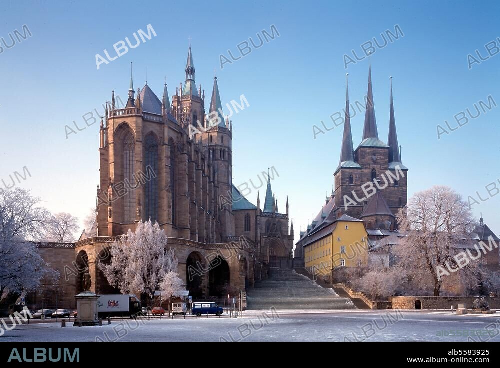 Erfurt (Thüringen), Dom. (1154-1476 erbaut). Dom (links) und Severikirche (1278-1400 erbaut) von Osten im Winter. Foto (Florian Monheim).