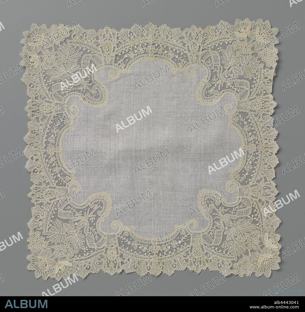 Handkerchief with a border of needle lace with corner banderolles, Handkerchief with a border of natural colored needle lace, Brussels gauze lace. Around a large twelve-lobed, batiste centerpiece is a lace border of four elongated middle shells and deep corner shells. The latter are filled with a banderolle, which binds together a hanging tuft of lilacs and lilies. The lilies have a single relief leaf and form the outer corners. A chain of hanging clocks along the scallops forms the outer circumference., anonymous, Brussels, c. 1860 - c. 1880, linen (material), Brussels point de gaze, h 37 cm × w 37 cm.